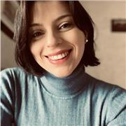 Docente di lettere impartisce lezioni di storia per alunni della scuola secondaria di primo e secondo grado